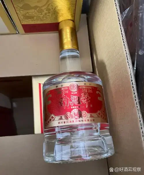 粮食酒真假鉴别:一杯纯粮酿造的白酒与原料、标准酒标对比图_1