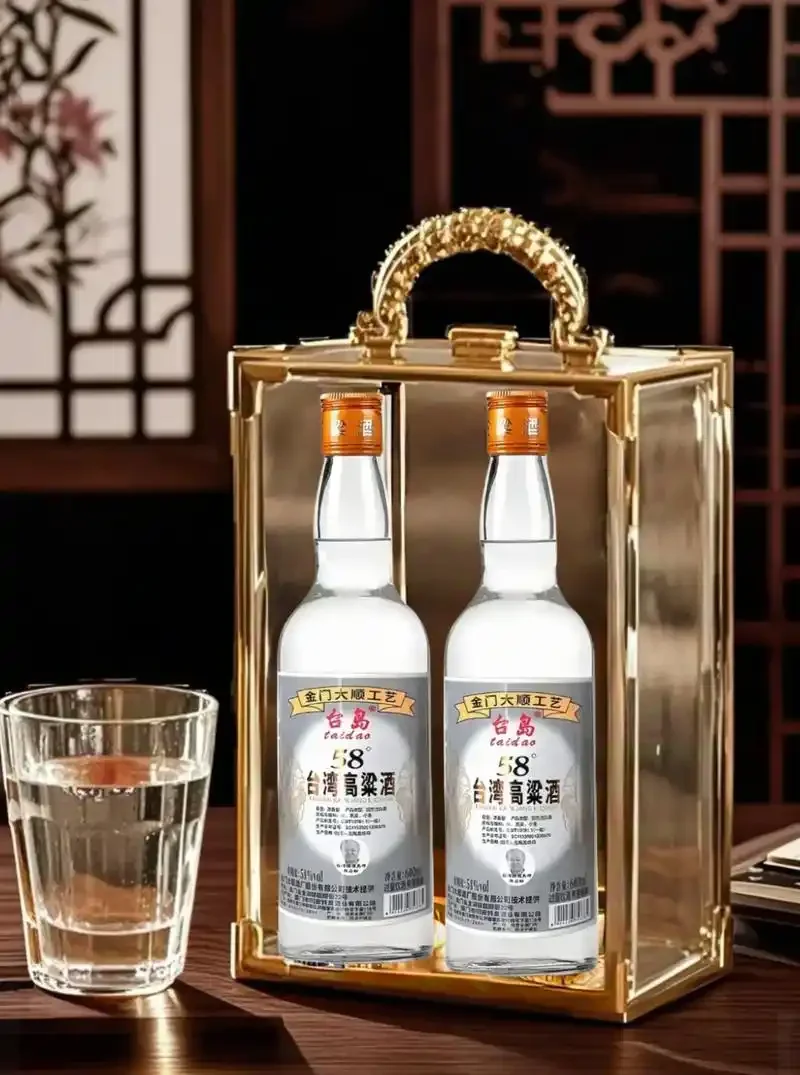 一个封着红布的古朴陶制酒坛与盛有微黄纯高粱酒的酒杯，背景是摆满年份酒坛的木架，展现白酒陈化的时光感。_1