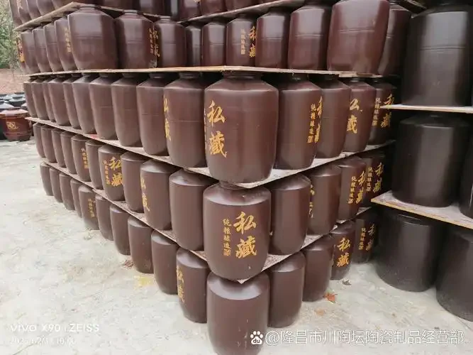 酿酒师在专业工作坊内检查陶制酒坛的质量与细节_1