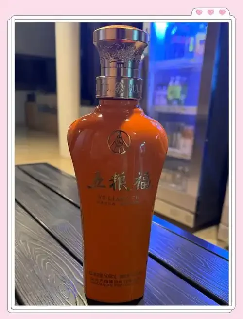 酿酒师在酒柜前仔细鉴别一瓶陈年纯粮白酒，评估其收藏价值_1