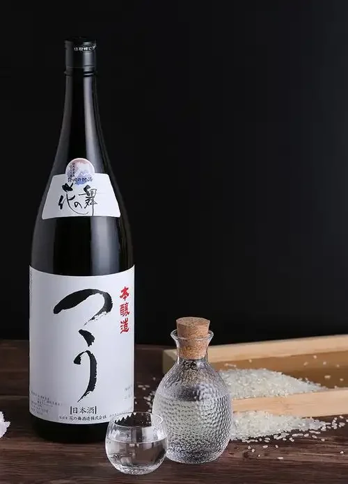 酿酒师在酒窖中专注地品鉴一杯清酒，背景是传统酒桶和储酒架。_1