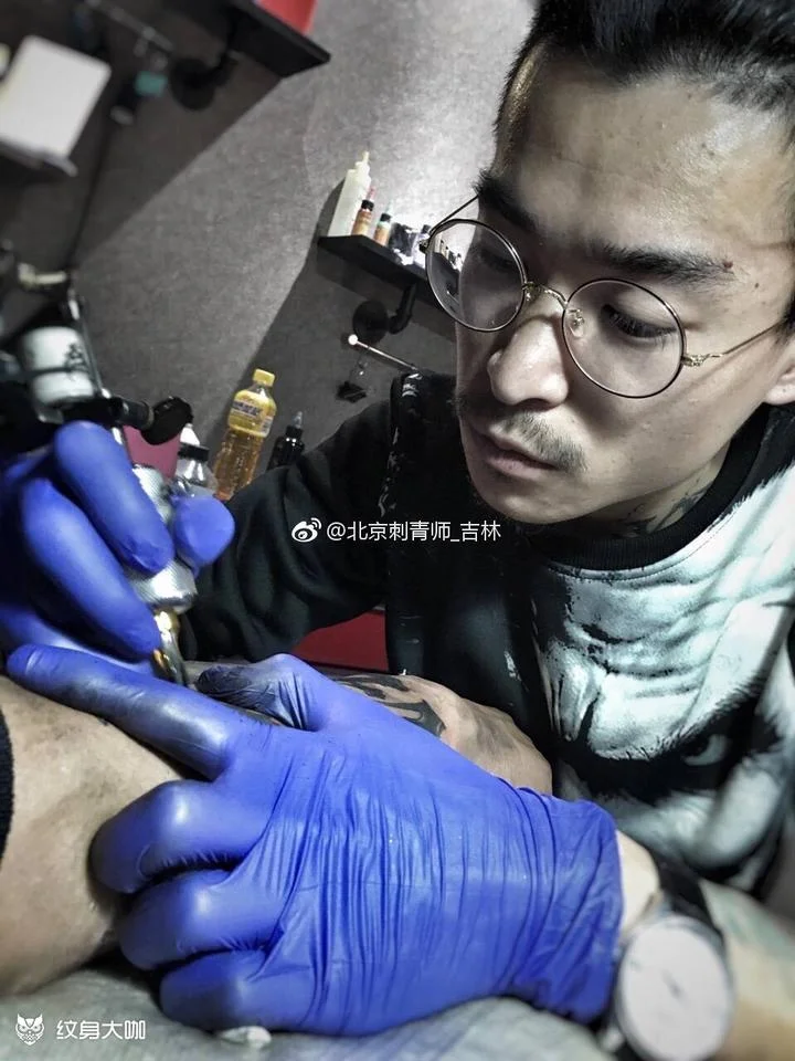 描绘酒瘾者在家中孤立无助，家人伸出援手的画面，象征戒酒需要专业帮助和家庭支持_1
