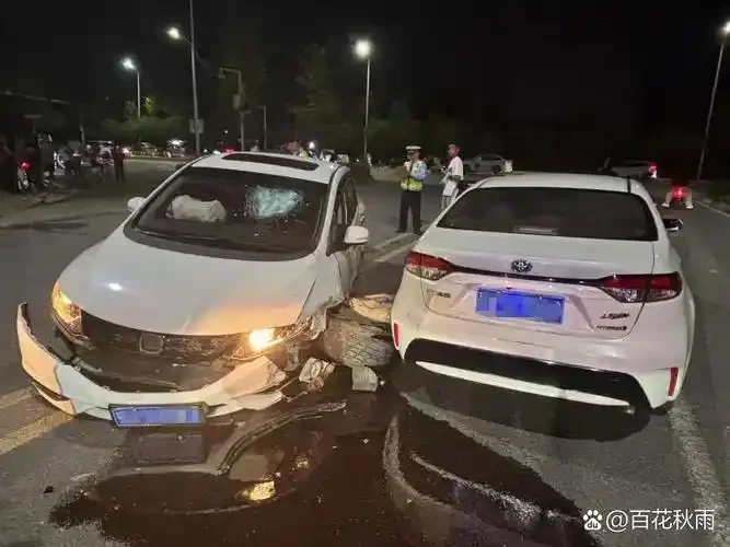 一个倾倒的白酒杯，酒液流出，旁边是一把汽车钥匙，寓意酒后驾驶的危险与警示。_1