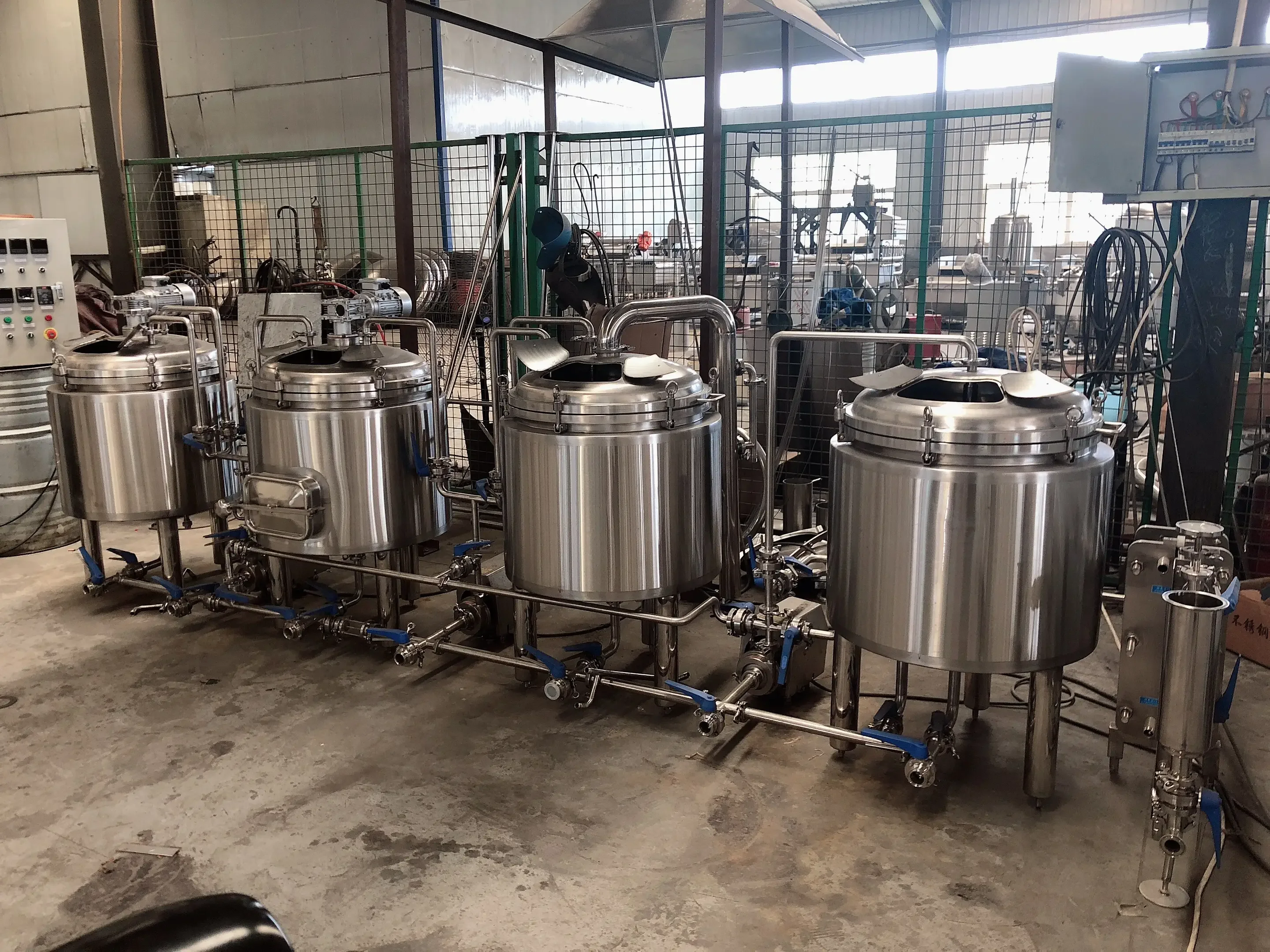 一套完整的家庭自酿啤酒设备在厨房台面上，旁边有麦芽、啤酒花和成品啤酒，展示了家庭酿造的乐趣。_1