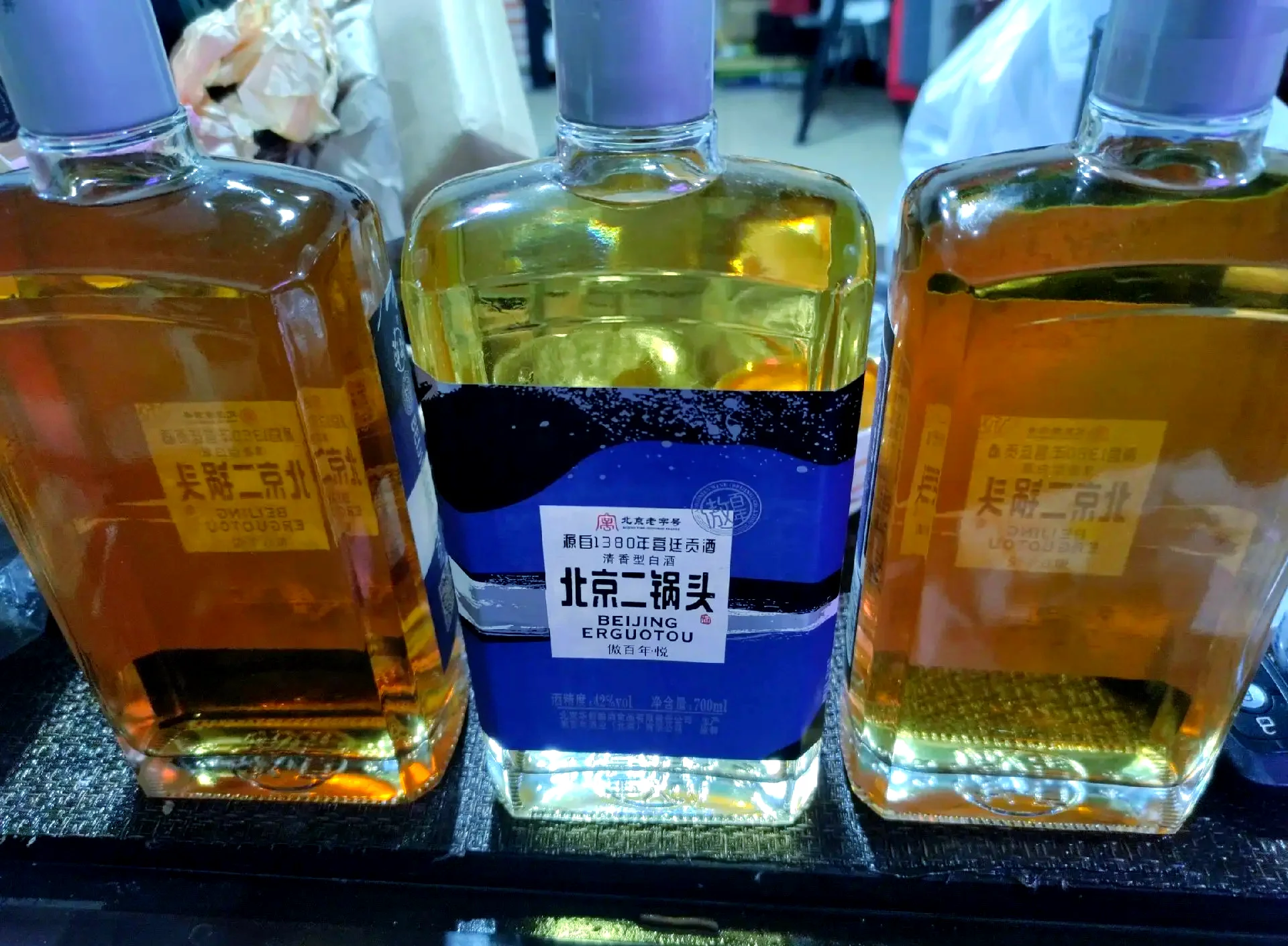 冬虫夏草枸杞泡酒成品展示：玻璃瓶中金黄色的酒液与清晰的虫草、红色枸杞。_1