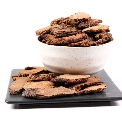 锁阳、枸杞、肉苁蓉等多种中药材在玻璃罐中泡酒的细节特写，展示家庭自制药酒的场景。_1