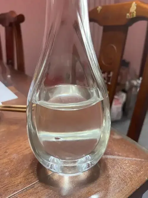 家庭自酿酒甲醇检测现场：桌上摆放着白酒、甲醇检测试纸、滴管和比色卡，展示安全检测过程。_1