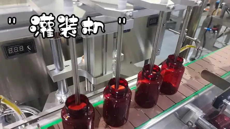 乡村酒坊内，酿酒师傅正在操作一台不锈钢小型白酒灌装机_1