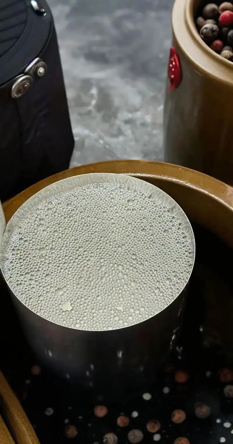 自酿散装酒安全包装步骤展示图：气泡膜包裹的酒瓶、胶带、纸箱和易碎品标签。_1