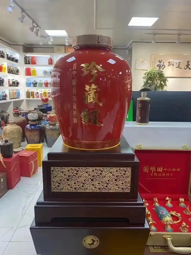 酿酒师正在用传统黄泥和宣纸封存酒坛的步骤特写_1