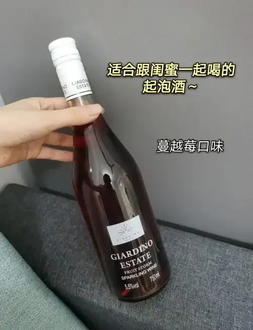 透明玻璃罐中浸泡着桂圆、红枣、枸杞和玫瑰的女性养生泡酒，旁边散落着原材料，整体画面温馨健康。_1