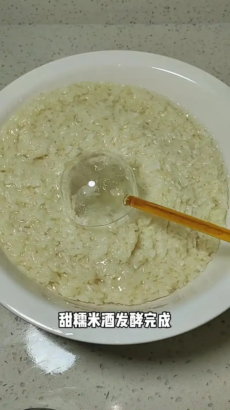 在家自制米酒第一步：蒸好的糯米与酒曲准备_1