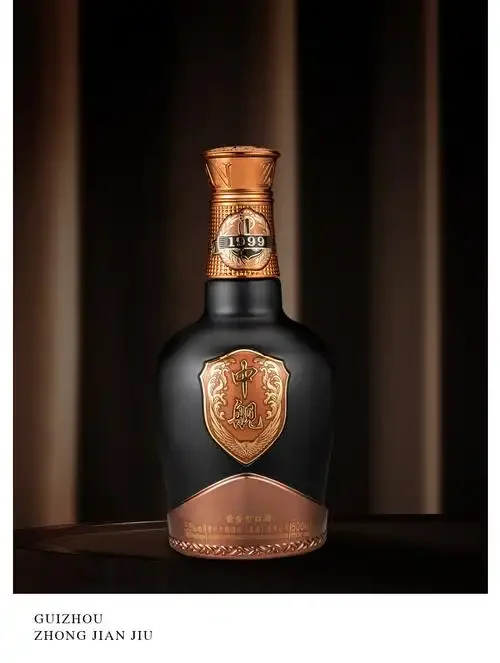 不同品牌的坤沙纯粮白酒酒瓶与酿造原料红缨子高粱、酒曲摆放在一起，展现传统工艺的质感_1