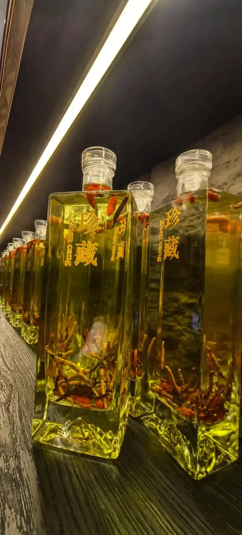 家庭自制的虫草桑葚酒，透明玻璃罐中清晰可见浸泡的虫草和桑葚果_1