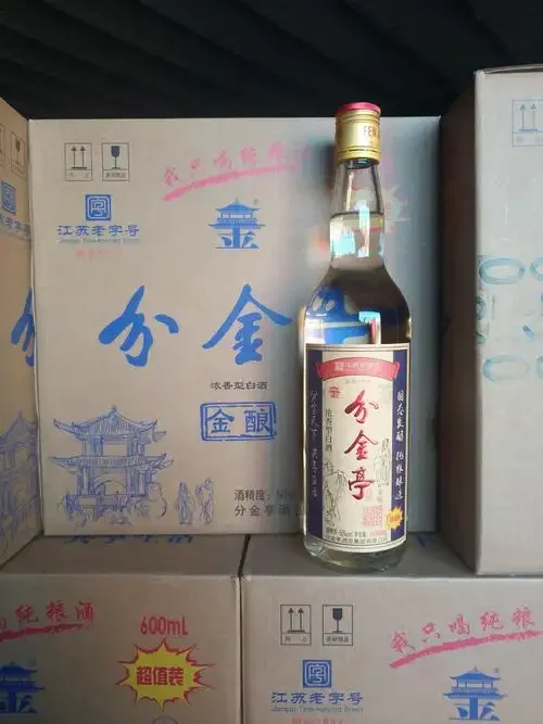 资深酿酒师演示如何通过观察酒瓶和对比粮食来鉴别纯粮酒_1