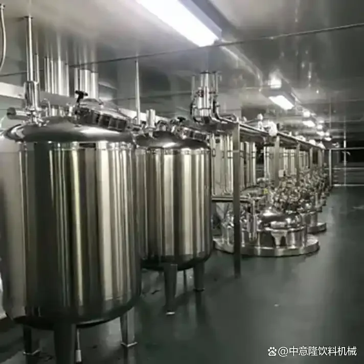 猕猴桃果酒酿造过程展示：从新鲜猕猴桃、发酵中的果浆到澄清的成品酒_1