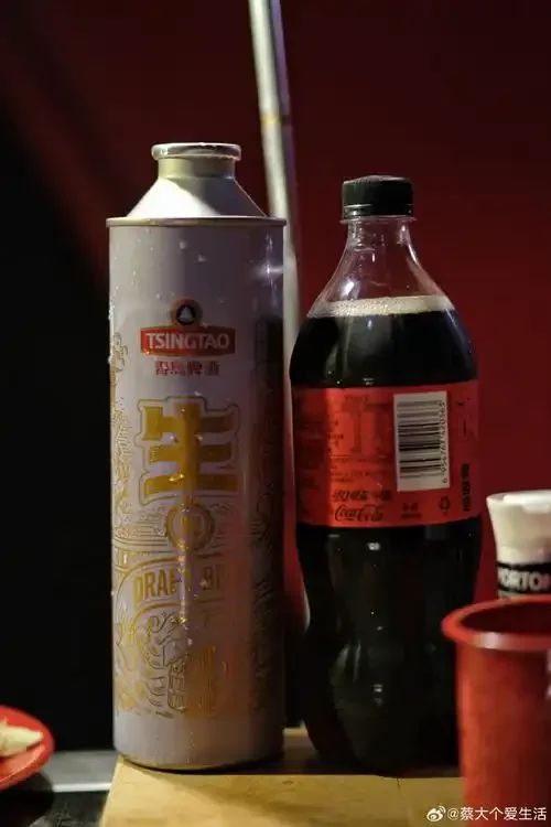 酿酒师测量格拉斯精酿啤酒麦汁糖度的特写场景，展示了家庭酿造的专业设备和原料。_1