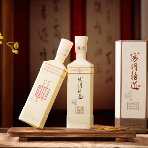 茅台镇传统作坊内，酿酒师正在检查陶坛中发酵的酒醅，展现了酱香型白酒“穿衣”发酵的关键工艺细节。_1