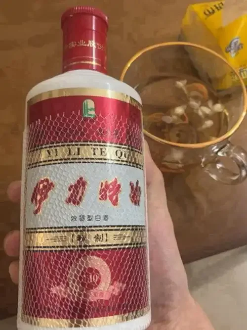 纯粮食酒酿造原料与发酵工具展示：高粱、大米、小麦、酒曲及传统陶缸_1