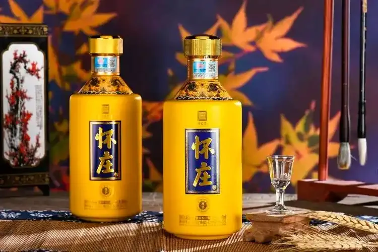 酿酒师傅从陶坛中捧出正在发酵的酒醅，展现了真工怀庄酒传统酿造中“堆积发酵”的核心环节。_1