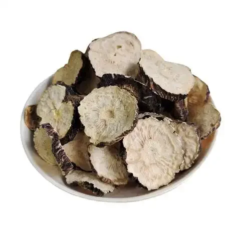 玛咖泡酒过程展示：透明玻璃酒坛内琥珀色酒液与金黄色玛咖片，旁有新鲜玛咖和手写浸泡比例时间标签。_1