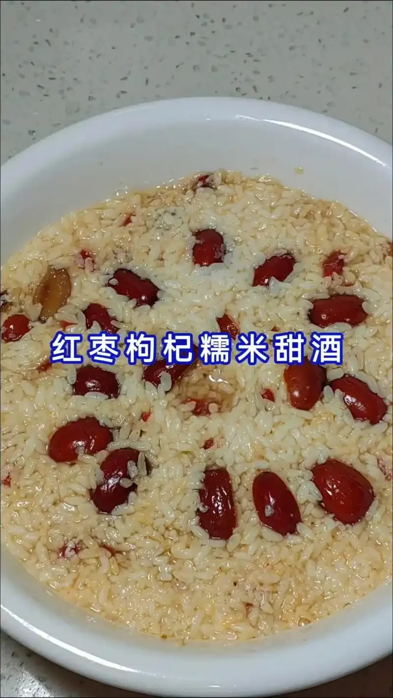 传统木甑中正在开花的高粱粒特写，蒸汽缭绕，展示专业酿酒过程中的蒸粮环节_1