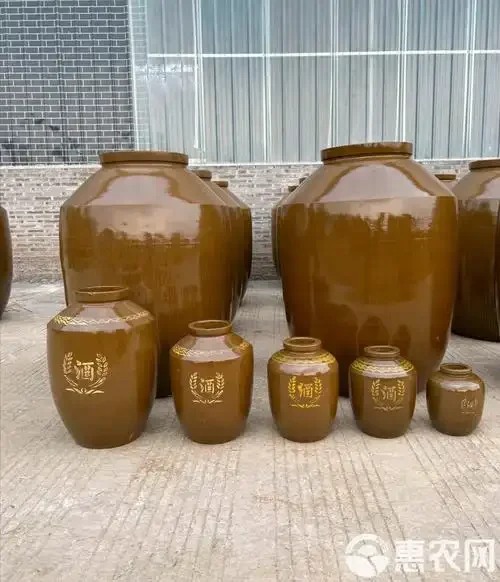 酿酒师正在仔细检查土陶泡酒坛子内部陶胎与釉面的细节_1