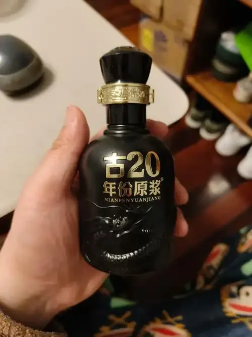 时光沉淀的白酒收藏，一瓶老茅台与多款经典藏酒静置于木架上，展现收藏的魅力。_1