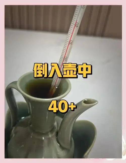 酿酒师在检查黄酒发酵陶缸的温度和状态_1