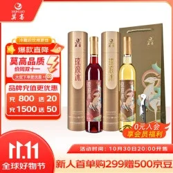 一杯陈酿20年的金黄色白葡萄酒在酒窖橡木桶旁的特写_1