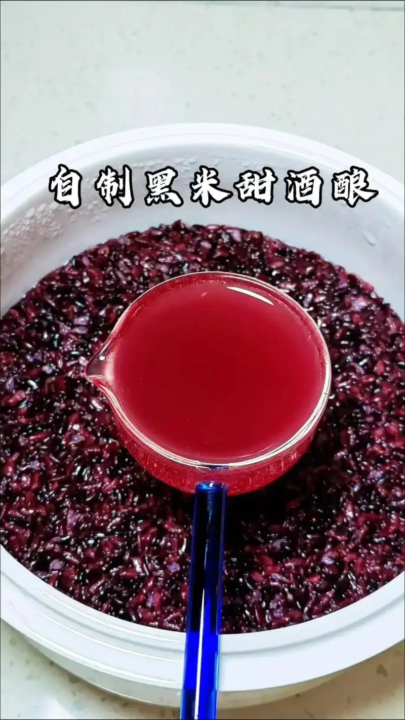 酿酒师展示用于制作酒酿的糯米和测量工具，强调精准配比的重要性_1