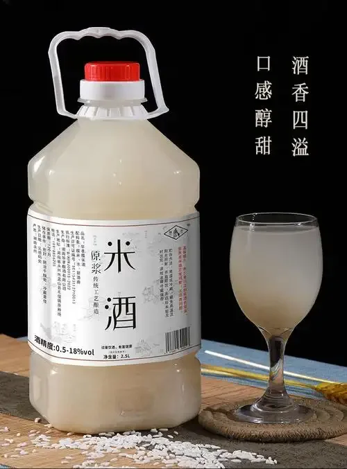 米酒与白酒对比图：左边是乳白色米酒与糯米酒曲，右边是透明白酒与高粱蒸馏器_1