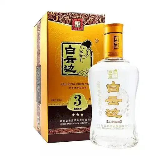 湖北松滋白云边酒厂酿酒师正在传统陶坛前品鉴原酒，背景为江南水乡风光，展现了白云边酒独特的产地与酿造环境。_1
