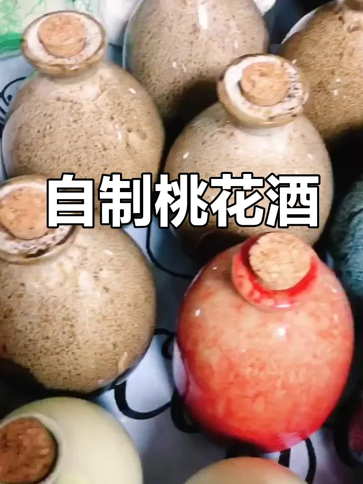 自制桃花酒的正确方法图解：透明酒罐中浸泡着粉色桃花花瓣，展示桃花酒浸泡初期的理想状态。_1