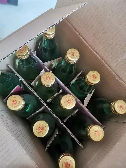 传统大直沽高粱酒发酵过程实拍，陶缸中高粱酒醅正在发酵，展现传统手工酿造的核心环节_1