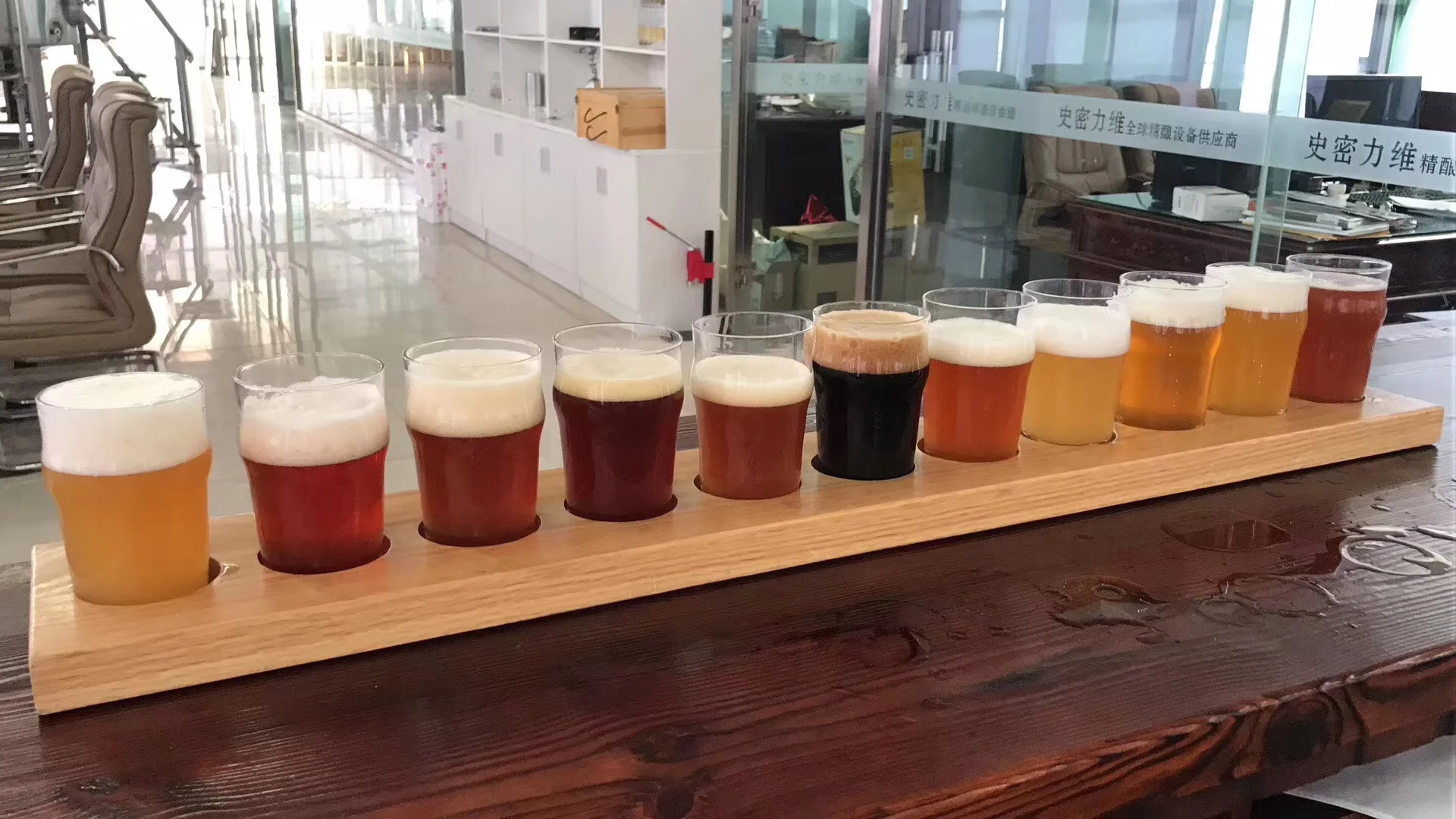一套300升不锈钢啤酒设备在工作室环境中，包含糖化锅、煮沸锅和发酵罐，酿酒师正在操作_1