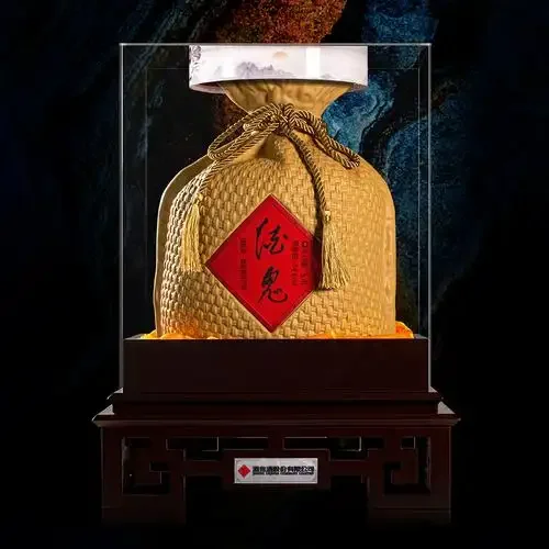 酿酒师在传统车间内查看酒鬼酒发酵过程，背景可见用于储存的陶坛_1