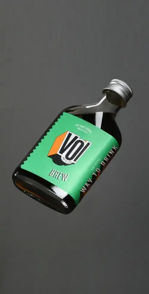 酿酒师工作台，展示白酒包装设计的瓶型与材质样品_1