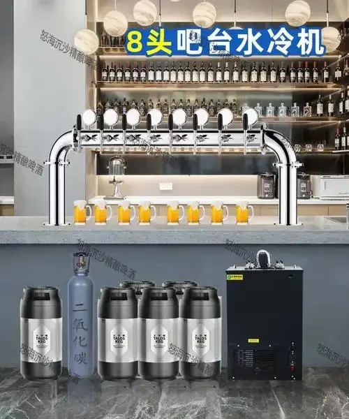 一位用户在家庭厨房中操作一台现代自动啤酒机，机器正在酿造过程中_1