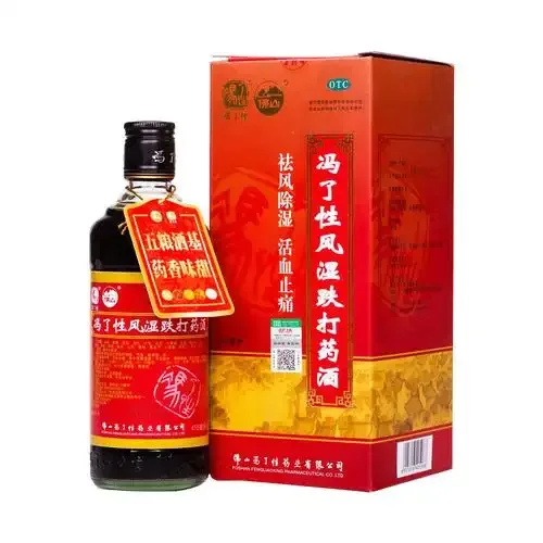 一瓶琥珀色风湿跌打药酒与多种中药材（当归、红花、三七等）的桌面搭配展示图_1