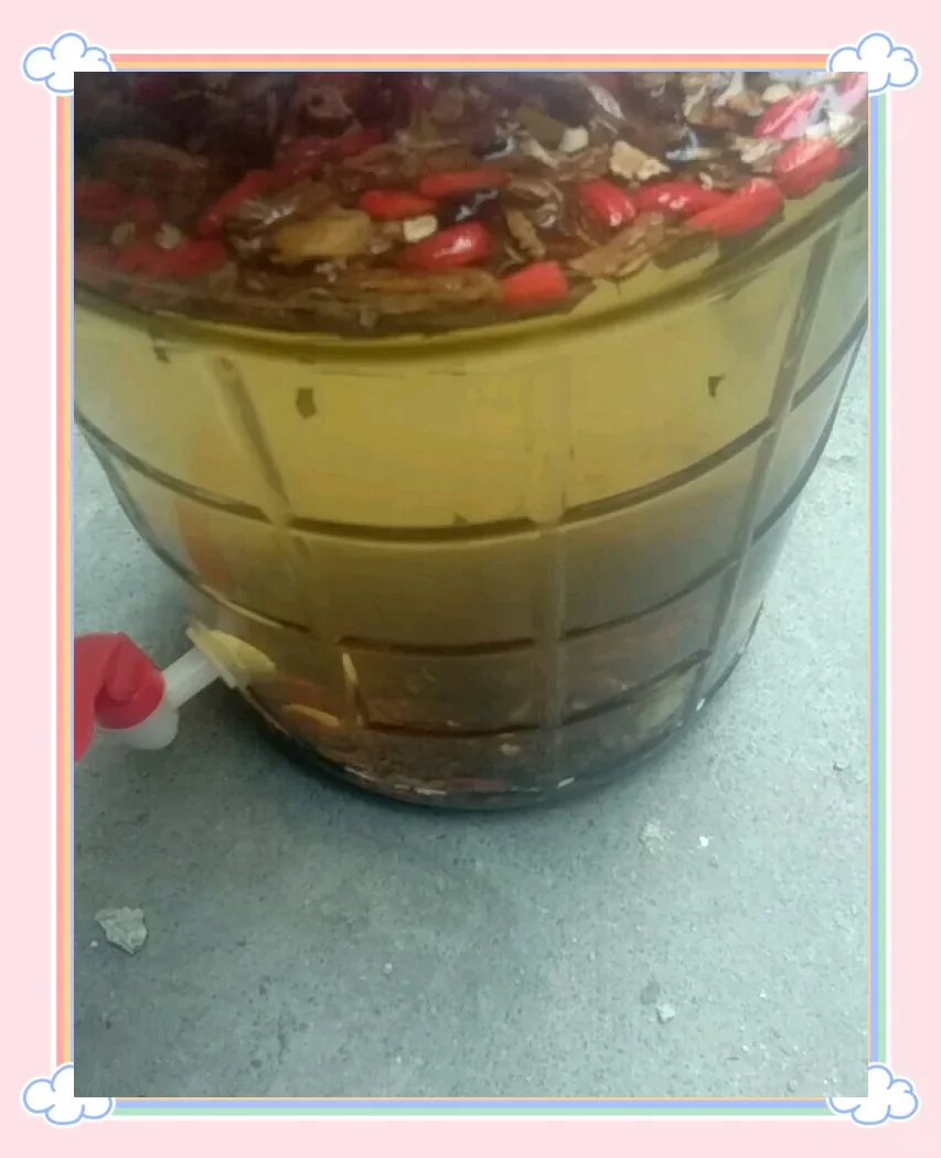 玻璃罐中浸泡的琥珀色补肾药酒，清晰可见枸杞、人参切片等中药材，旁边散落着待用的药材，光线柔和，氛围温馨。_1