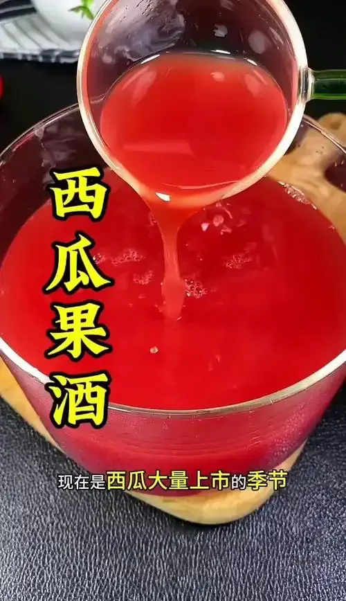 家庭自制水果发酵酒初期发酵状态图：玻璃罐中草莓与冰糖分层，产生细腻泡沫，旁边散落其他水果和工具。_1