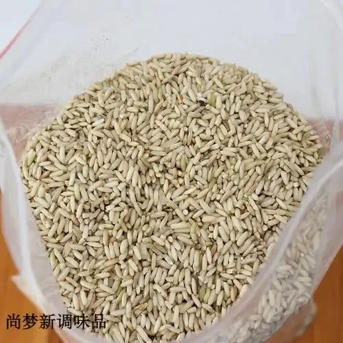 南楼山酿酒师展示正在发酵的糙米酿酒醪糟，米粒与液体层次分明，充满生命力。_1