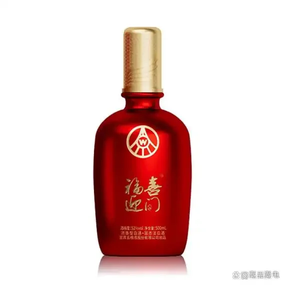 酿酒师在传统作坊里翻动蒸煮好的粮食，准备进行糖化发酵_1