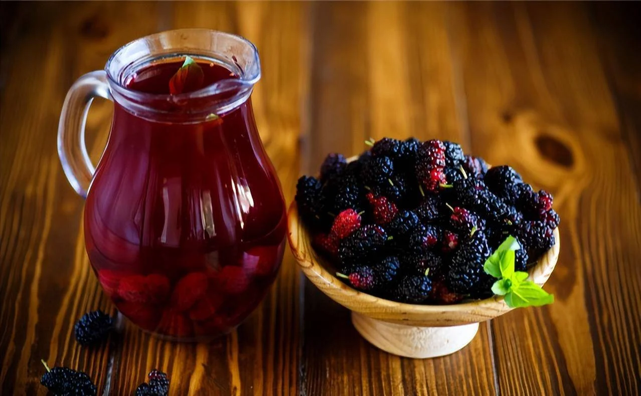 新鲜桑葚泡酒与干桑葚泡酒对比图，展示两种原料在不同酒液中的色泽与状态_1