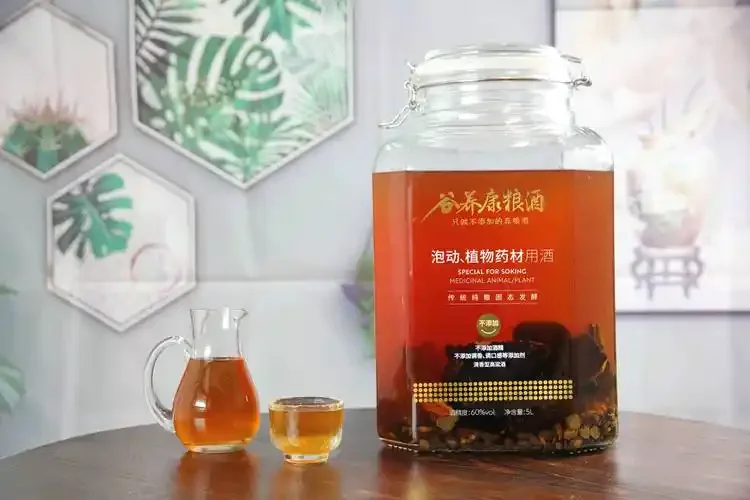 酿酒师工作台上展示的纯粮食酒泡酒场景，包括成品药酒、人参、枸杞等食材和工具_1