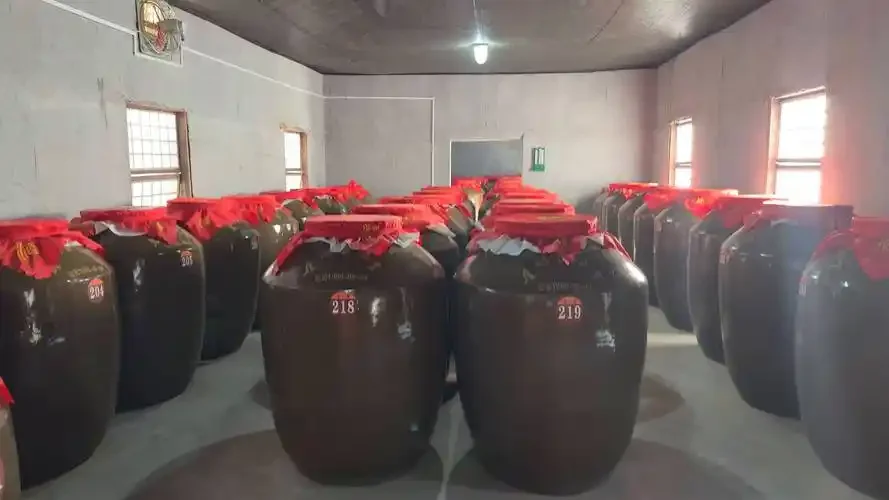 清澈的古泉水从传统陶罐中流出，象征着酿酒的核心水源_1