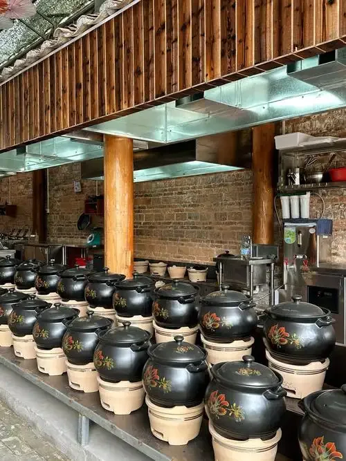 仁怀传统酿酒作坊的老师傅正在检查酱香酒粮醅的堆积发酵情况_1