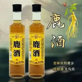正在浸泡中的鹿茸人参酒特写，展示优质基酒、人参和鹿茸片的细节_1