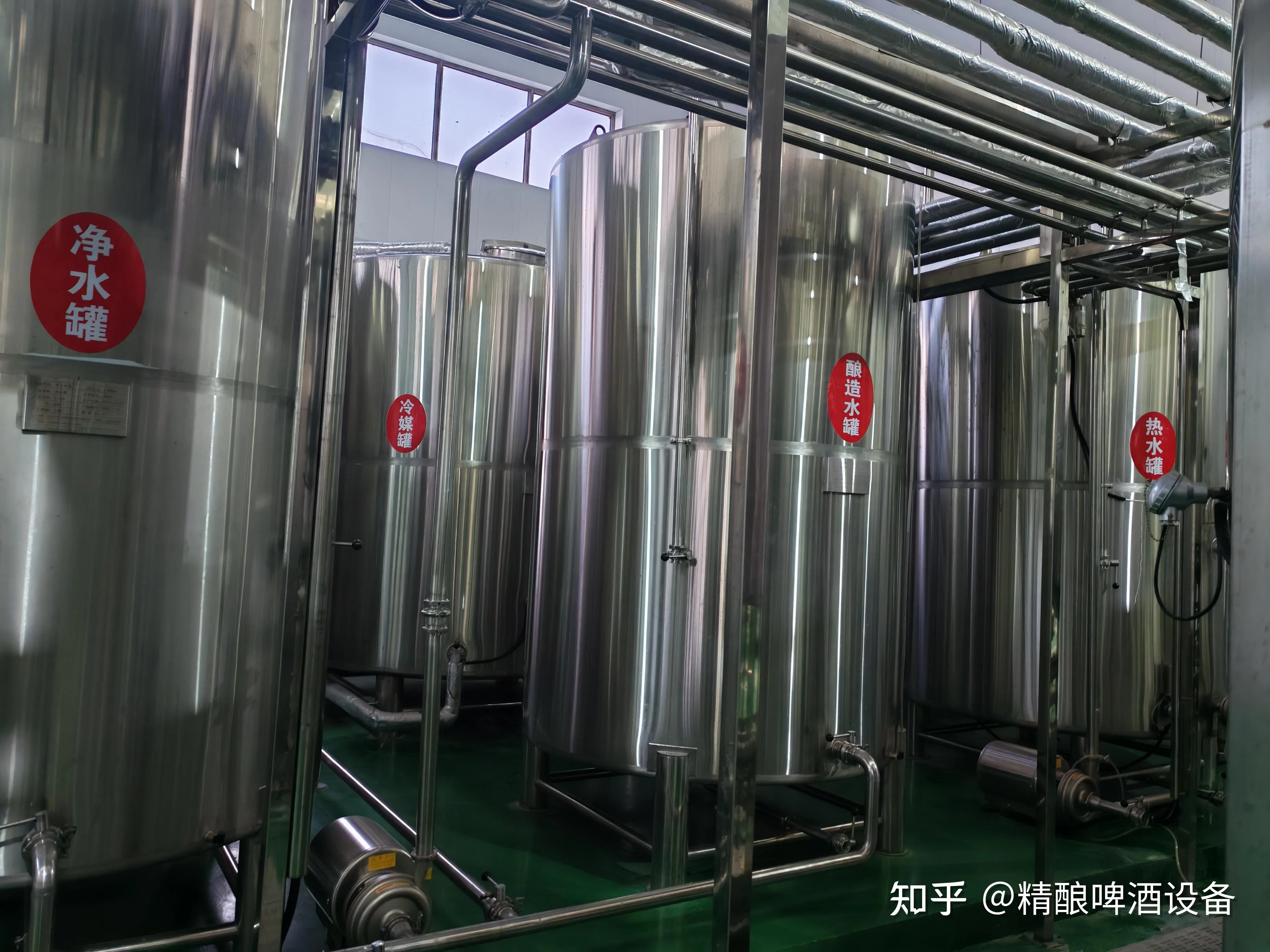 入门级塑料桶啤酒设备与不锈钢一体机自酿啤酒机的对比图,展示不同价格区间的设备差异_1